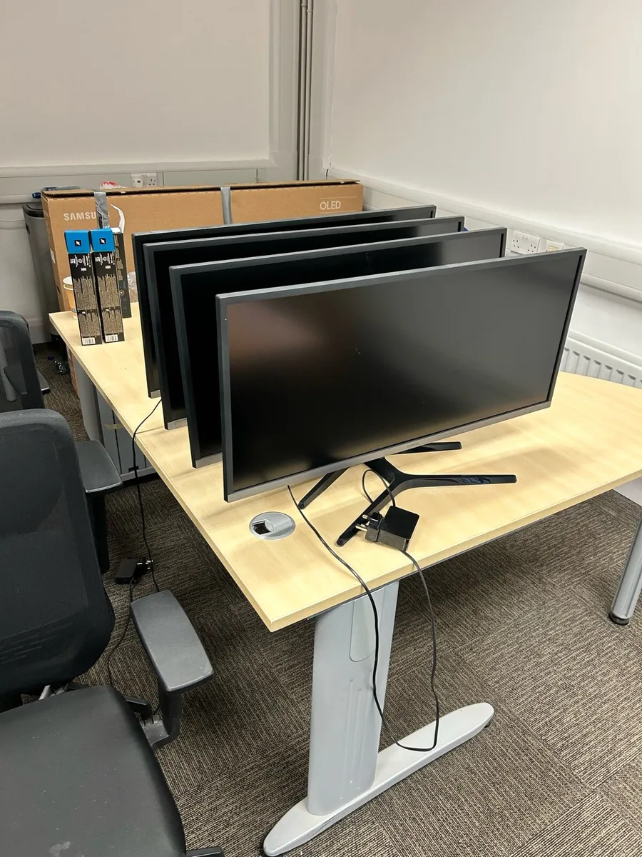 Office desks and chairs - Image 2