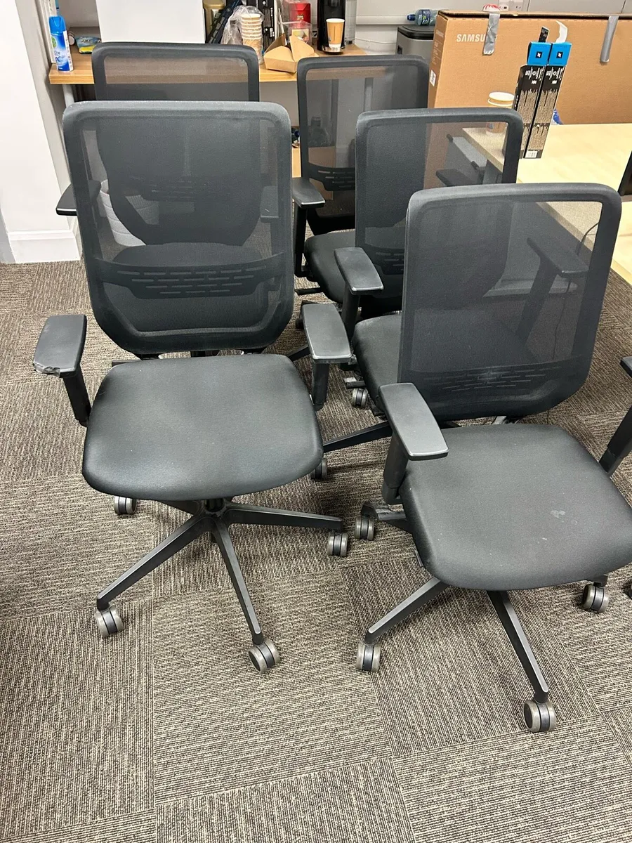 Office desks and chairs - Image 3