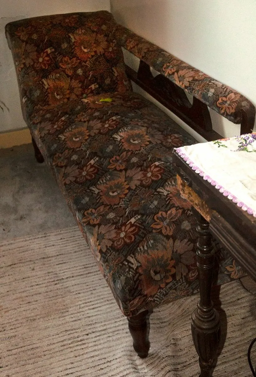 Small couch/chaise lounge, two matching armchairs - Image 3