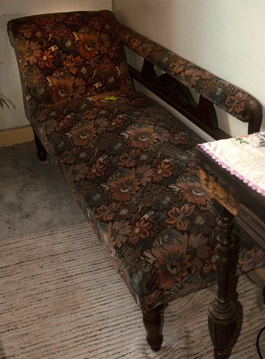 Small couch/chaise lounge, two matching armchairs - Image 4