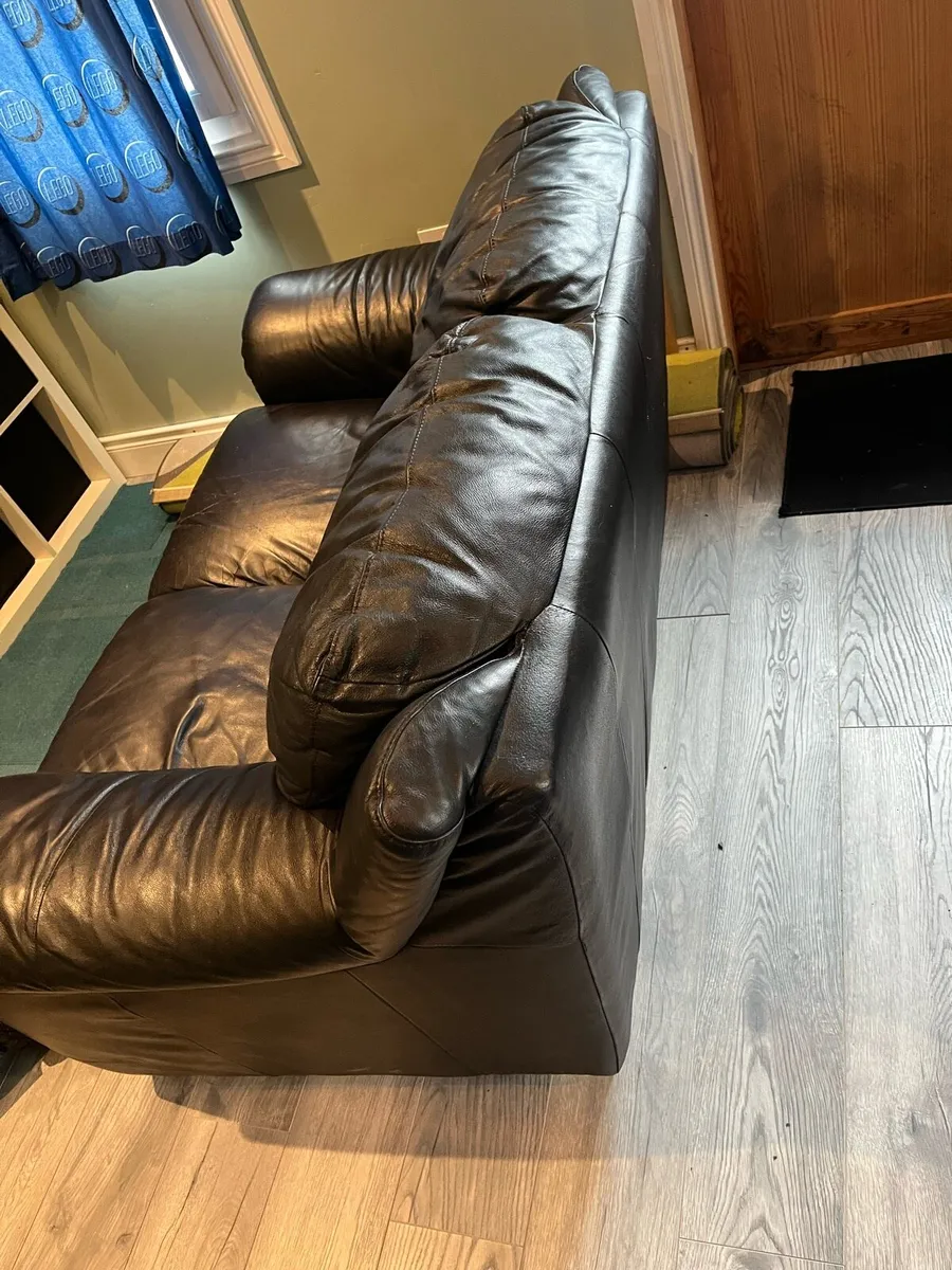 2 seater couch - Image 1