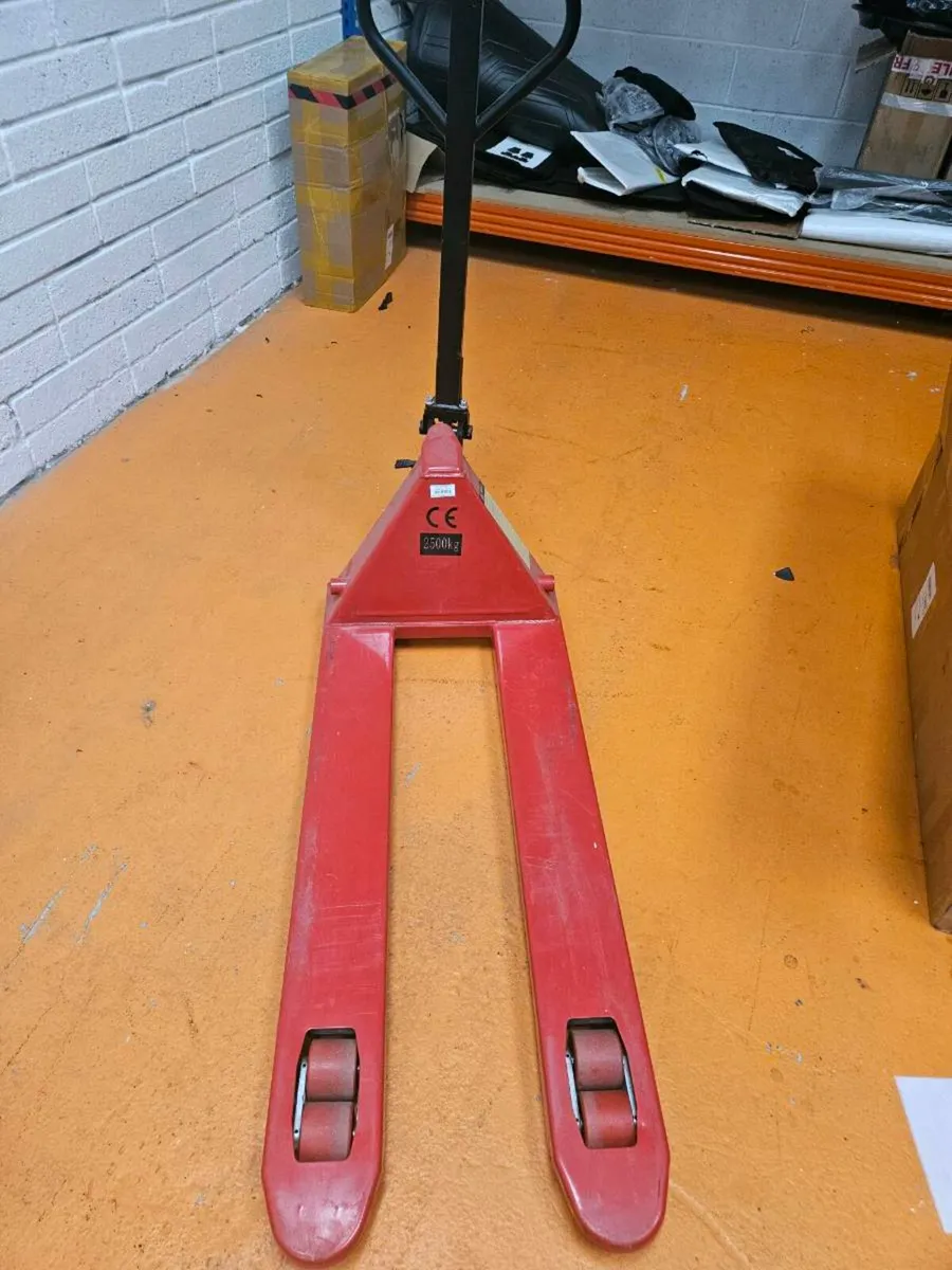 Pallet Truck 2500KG only 6 months old - Image 1