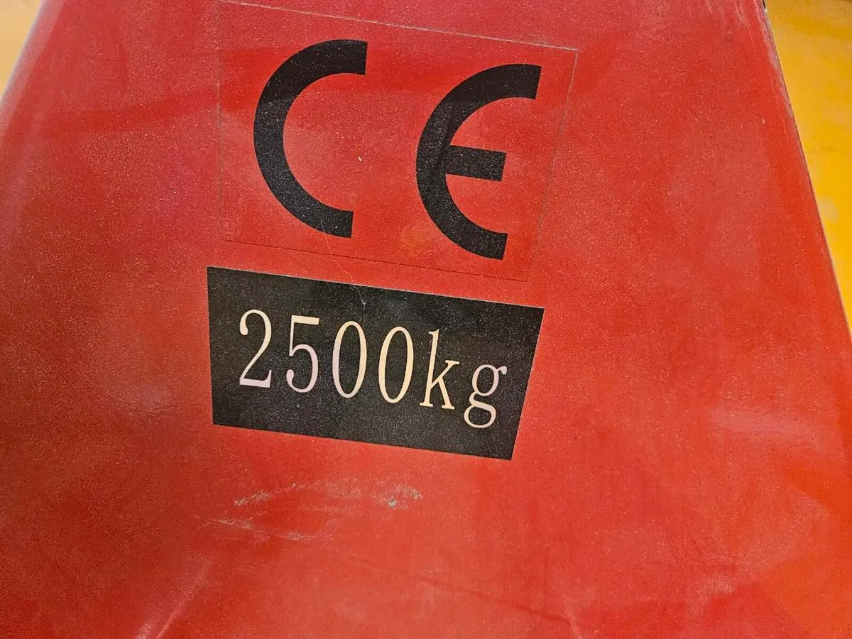 Pallet Truck 2500KG only 6 months old - Image 2