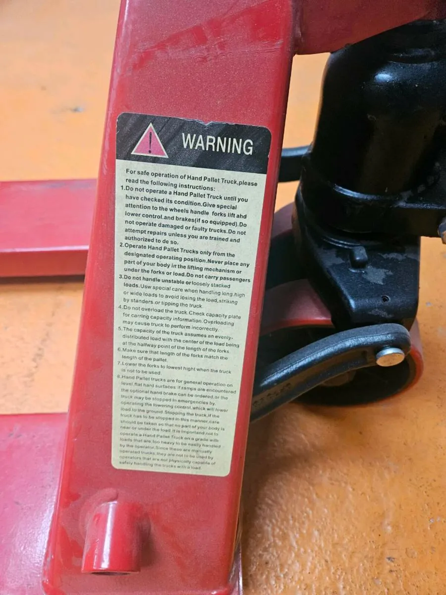 Pallet Truck 2500KG only 6 months old - Image 3