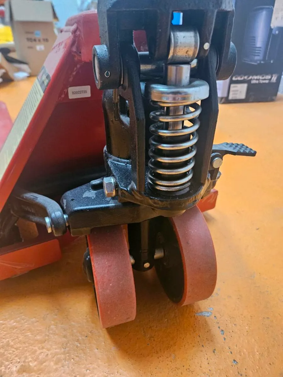 Pallet Truck 2500KG only 6 months old - Image 4