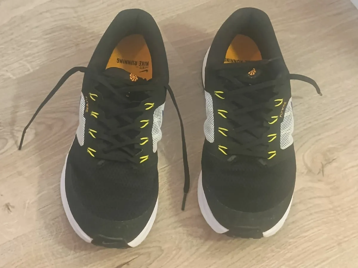 Nike mens runners size 8 basically new - Image 2