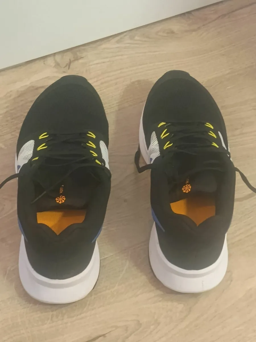 Nike mens runners size 8 basically new - Image 3