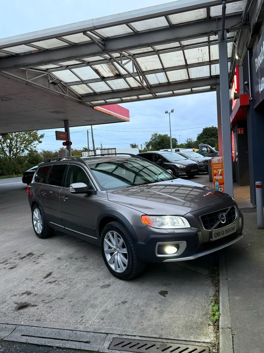 VOLVO XC70 2.4 D5 SE LUX - Image 2