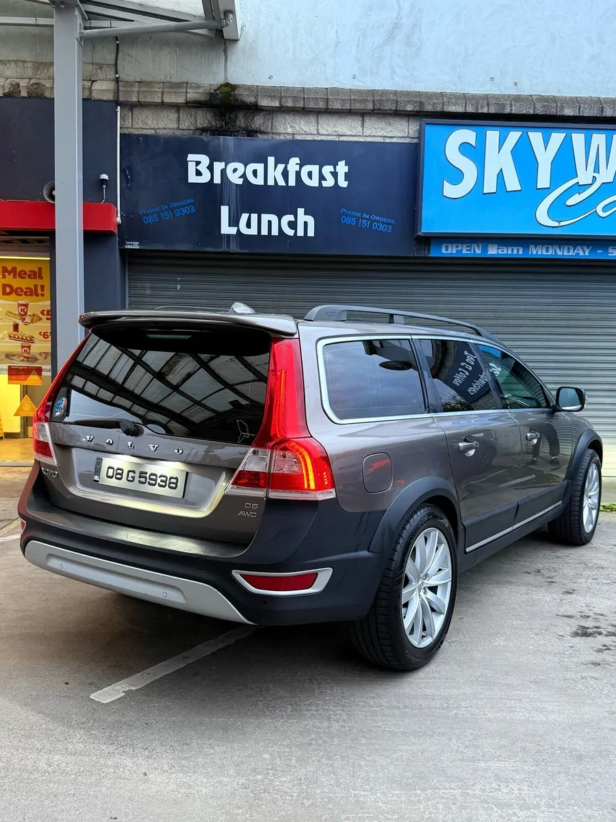 VOLVO XC70 2.4 D5 SE LUX - Image 3