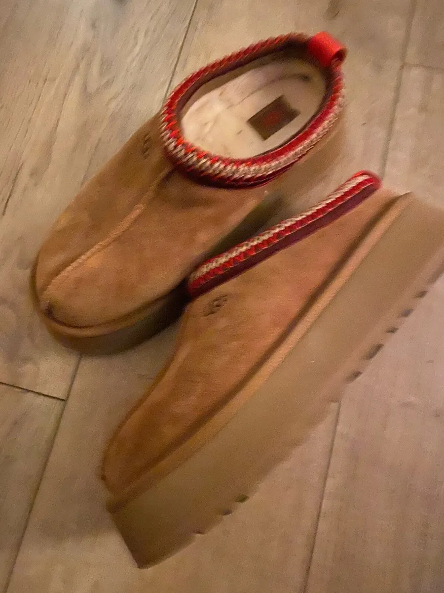 UGG TAZZ SIZE 6 - Image 1