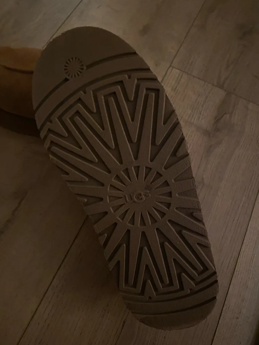 UGG TAZZ SIZE 6 - Image 3