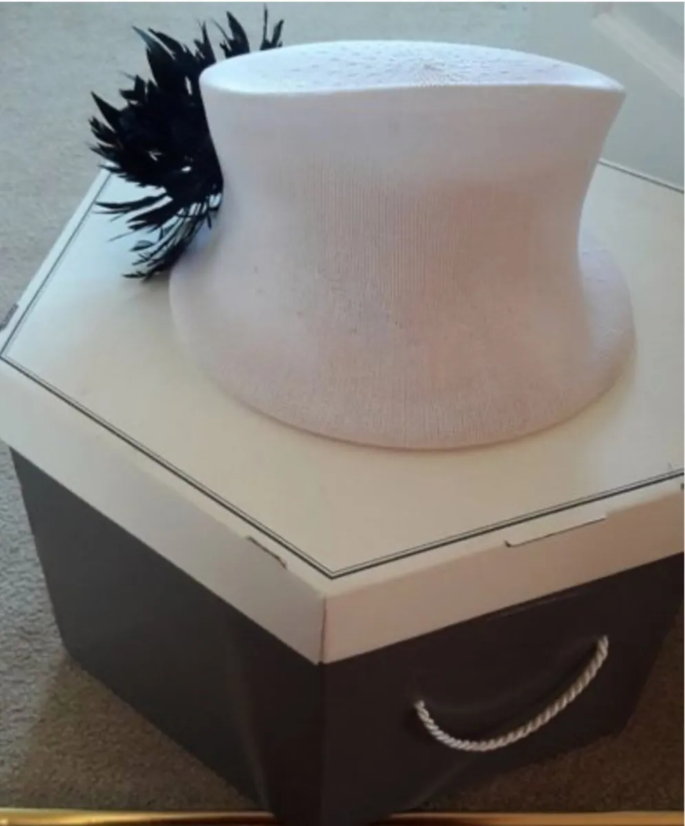 Philip Treacy Stunning hat - Image 3