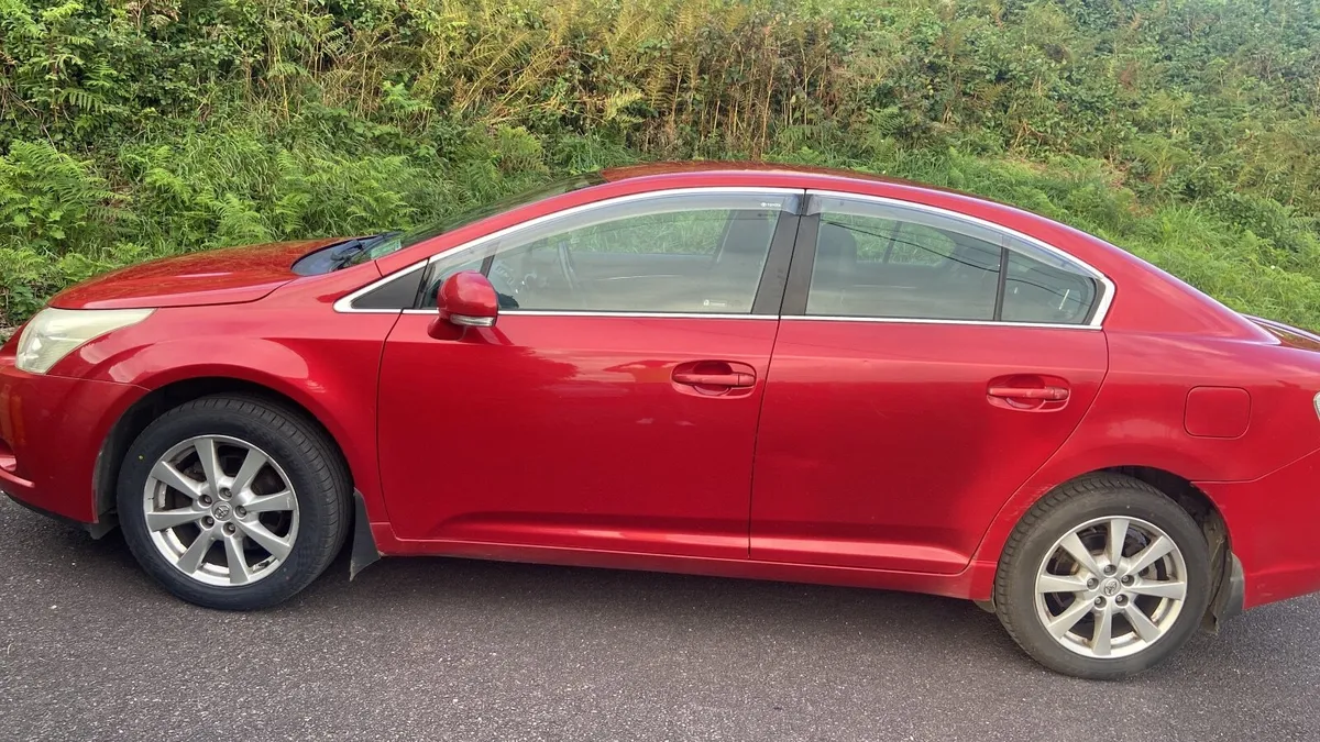 Toyota Avensis 2011 - Image 1