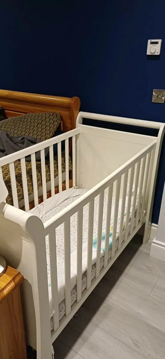 Whitr Mamas & Papas Sleigh Cot with mattress