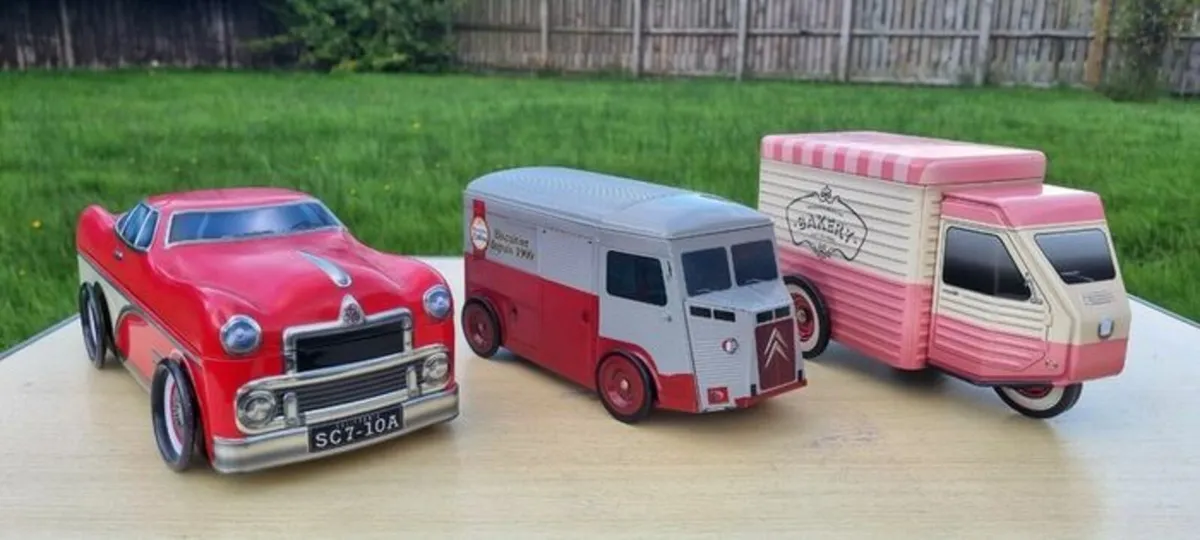 Vintage car-shaped cans - Image 3