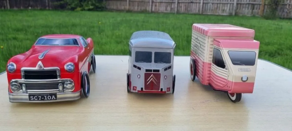 Vintage car-shaped cans - Image 4