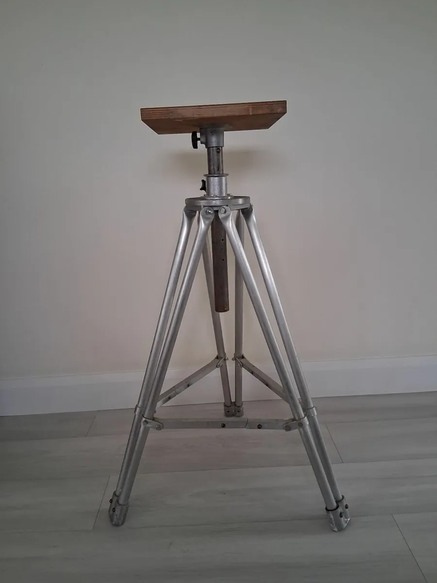 Sculpture Stand - Image 1