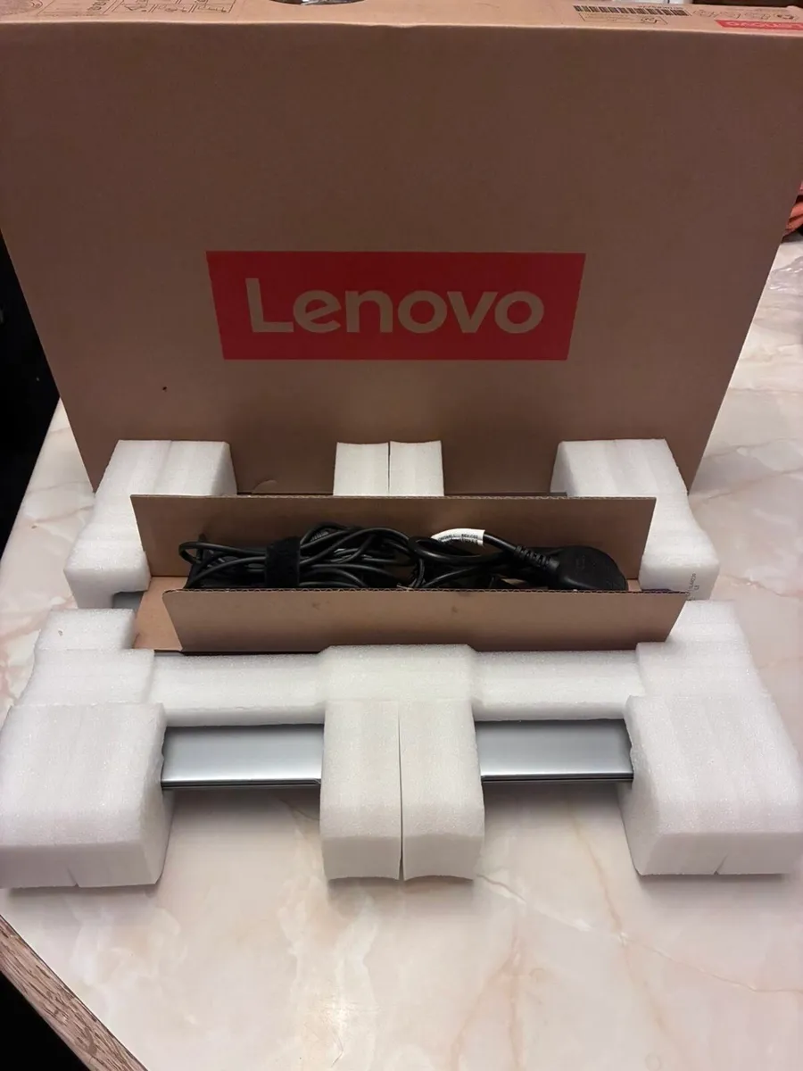 Lenovo IdeaPad Slim 3 15IAH8 - Image 1