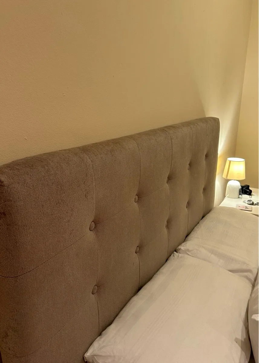 Double buttoned Headboard - Image 3