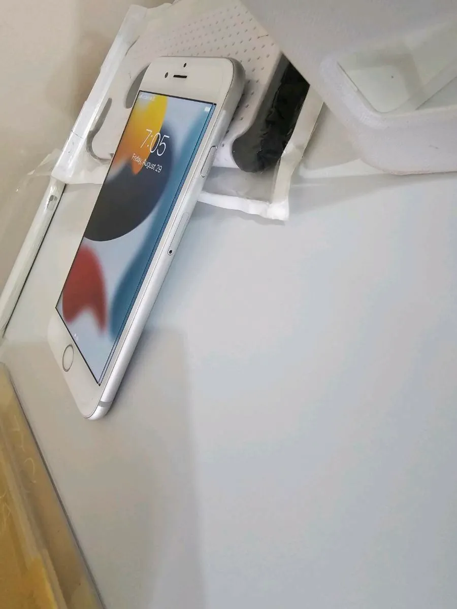iPhone 6S 32GB Silver (Unlocked) + Comes wit - Image 1