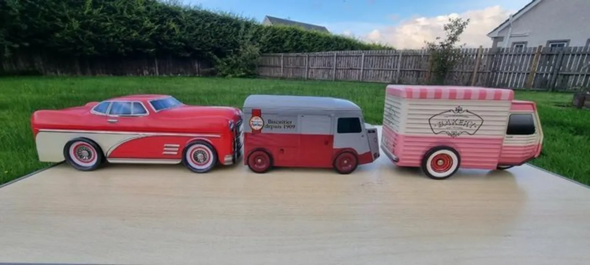Vintage car-shaped cans - Image 1