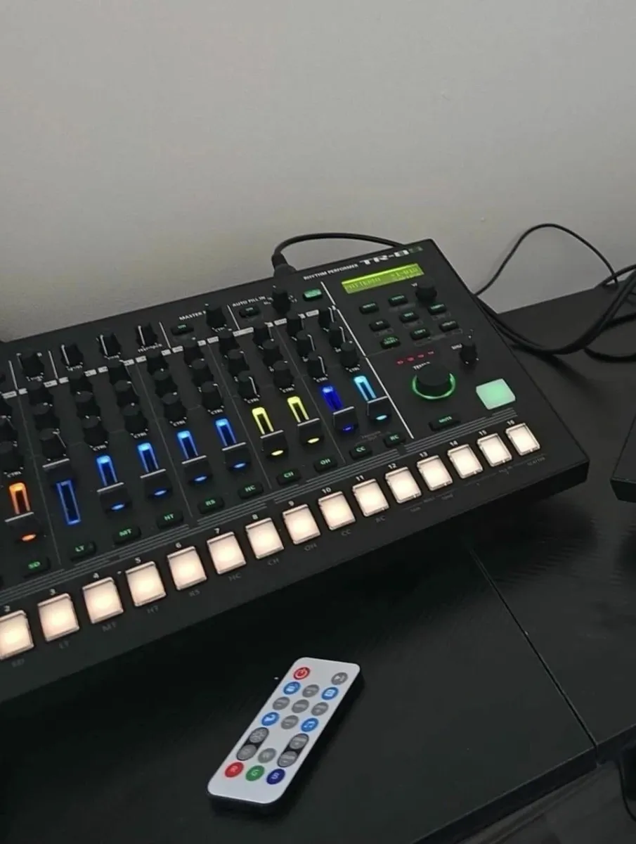 Roland TR8S Tabletop Synthesizer Drum Machine - Image 3