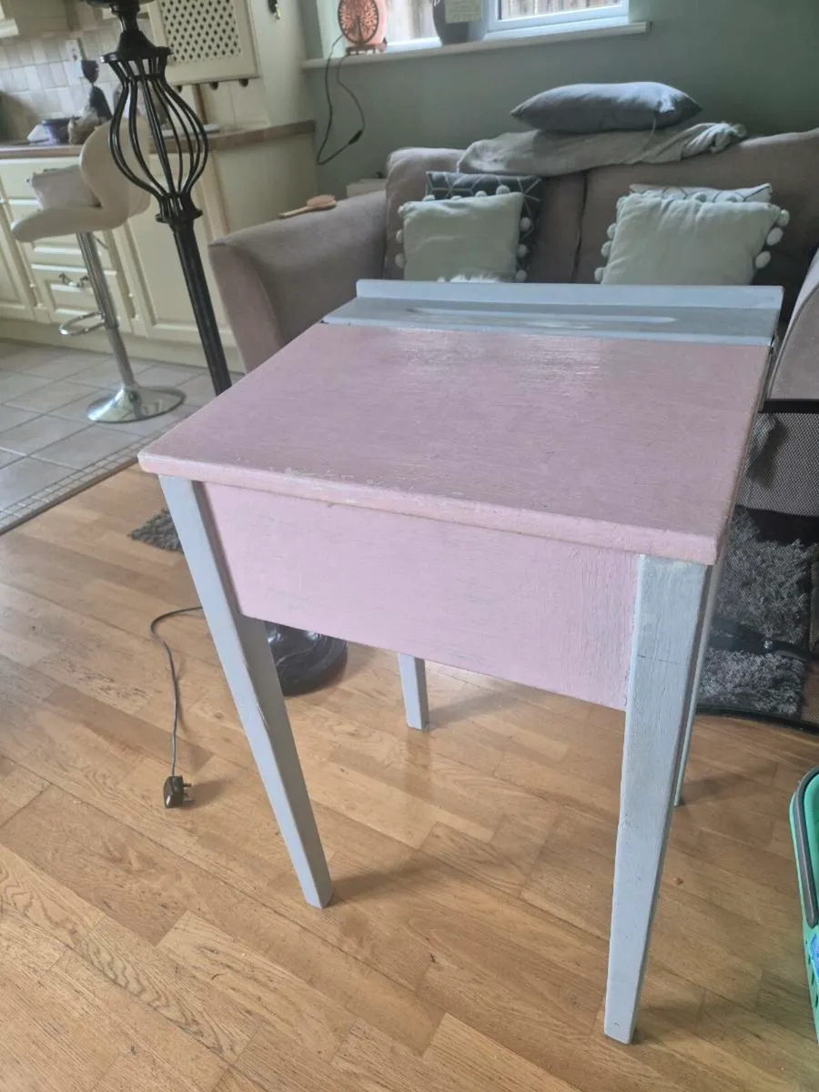 Old school desk - Image 1