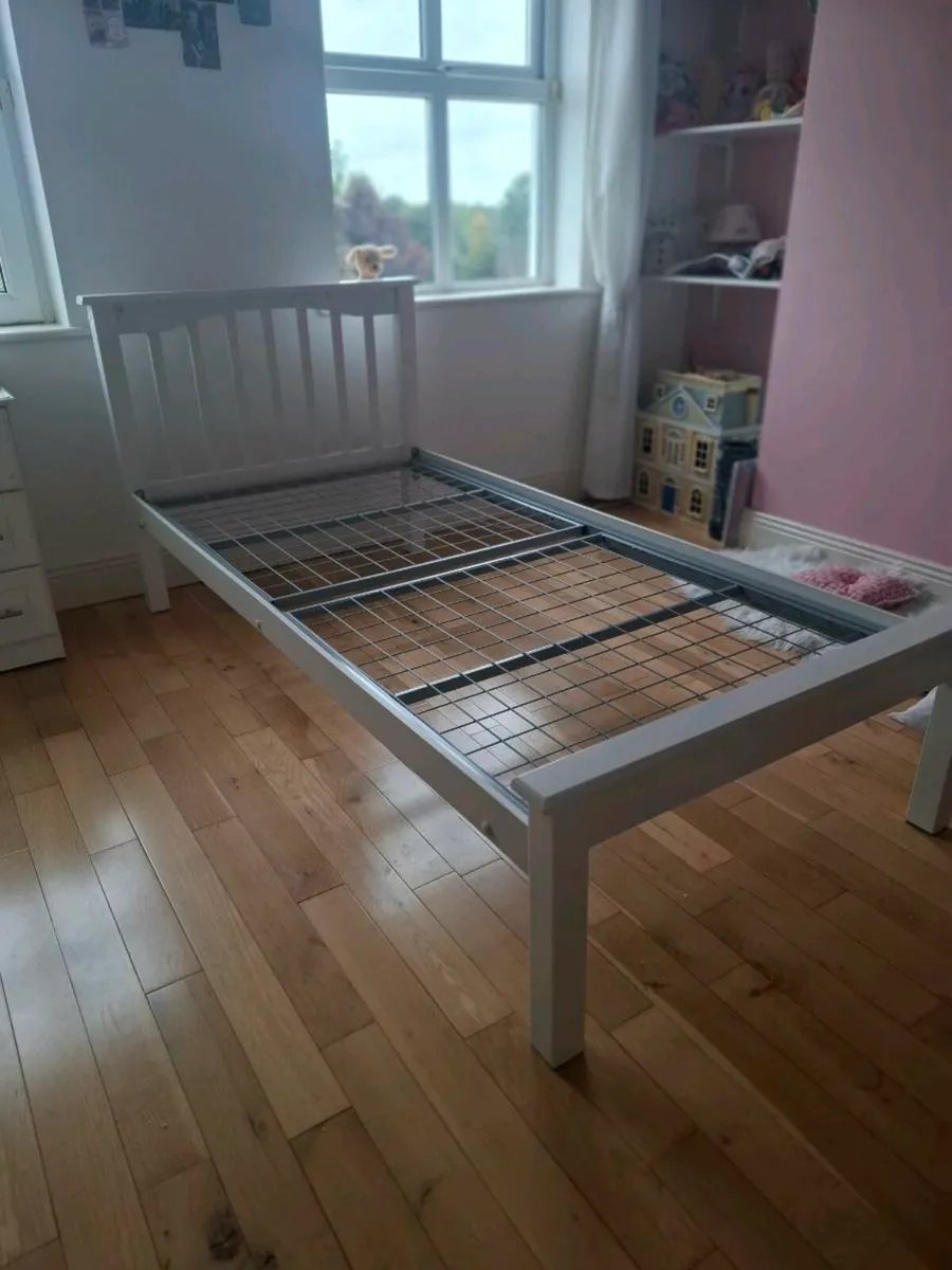 Single bed - Image 1