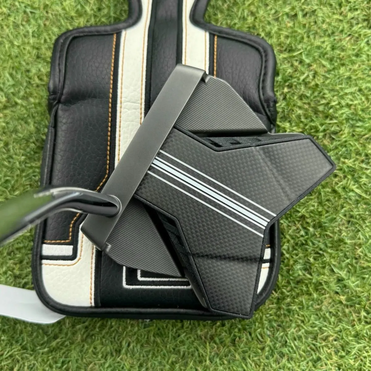 Cobra 2024 3D Agera Putter / 34″ - Image 4