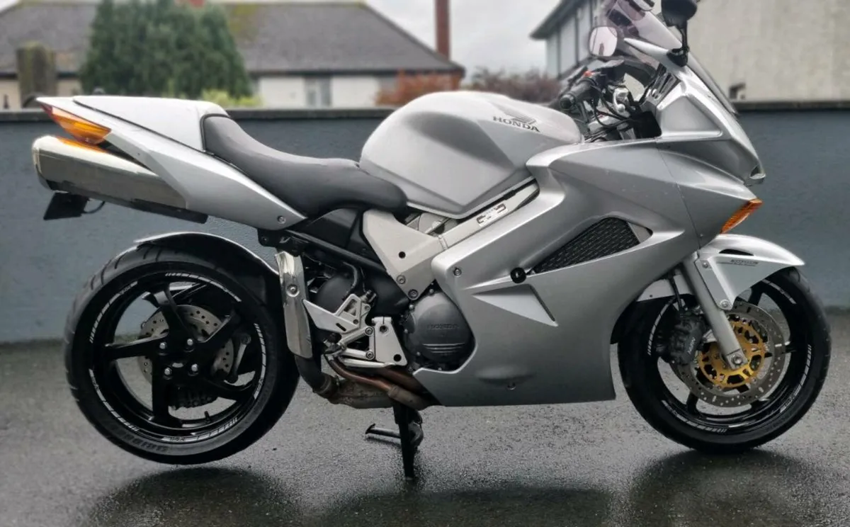 2003 Honda vfr 800 - Image 2