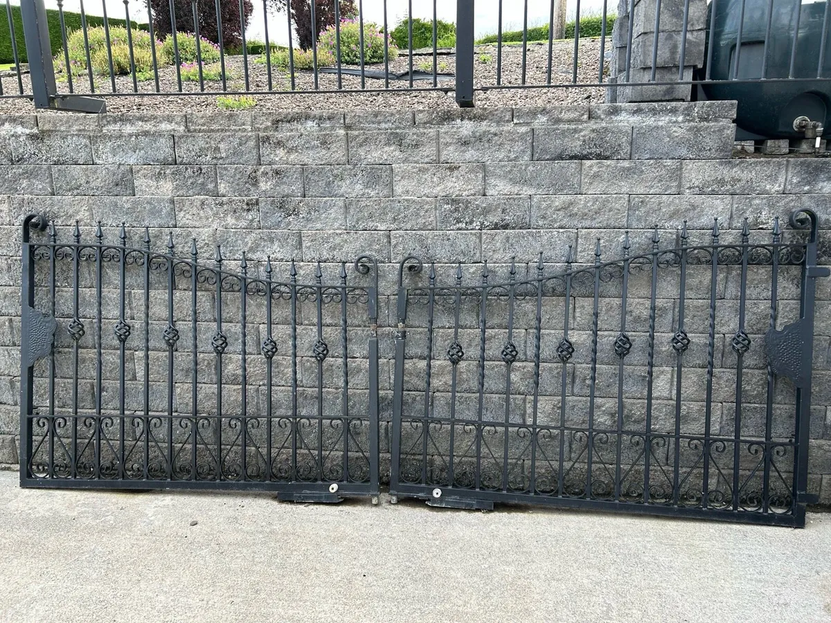 Entrance gates - Image 2