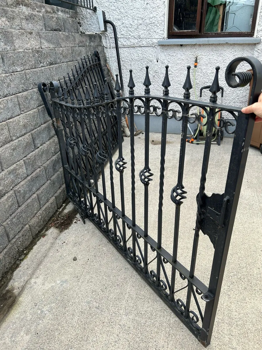 Entrance gates - Image 4