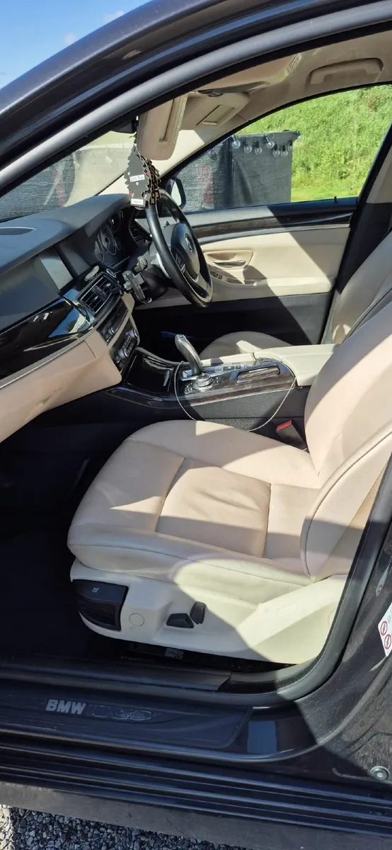 BMW 5-Series 2010 - Image 2