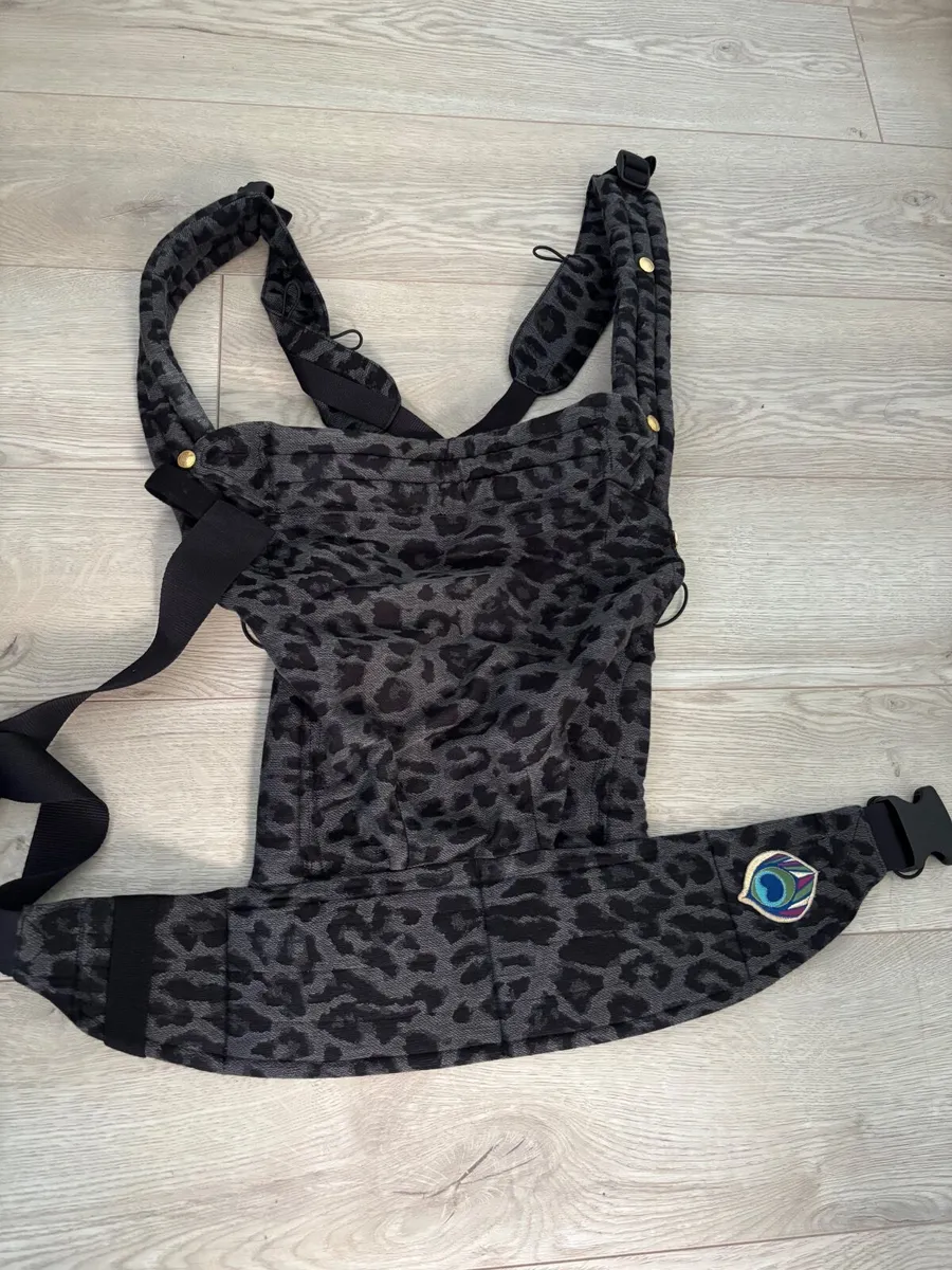 Artipoppe zeitgeist baby carrier in leopard grey - Image 2