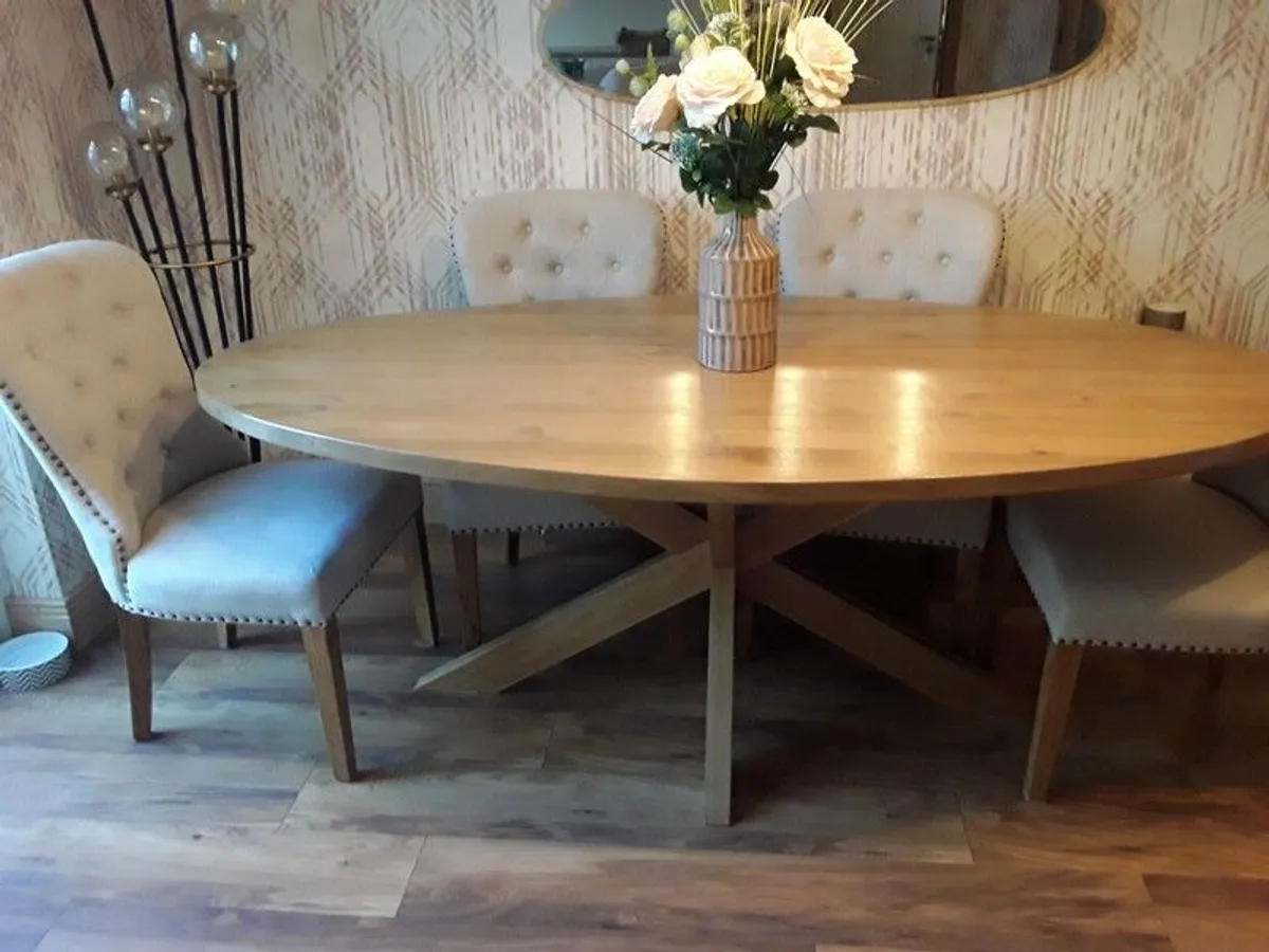 Oak dining room table - Image 1