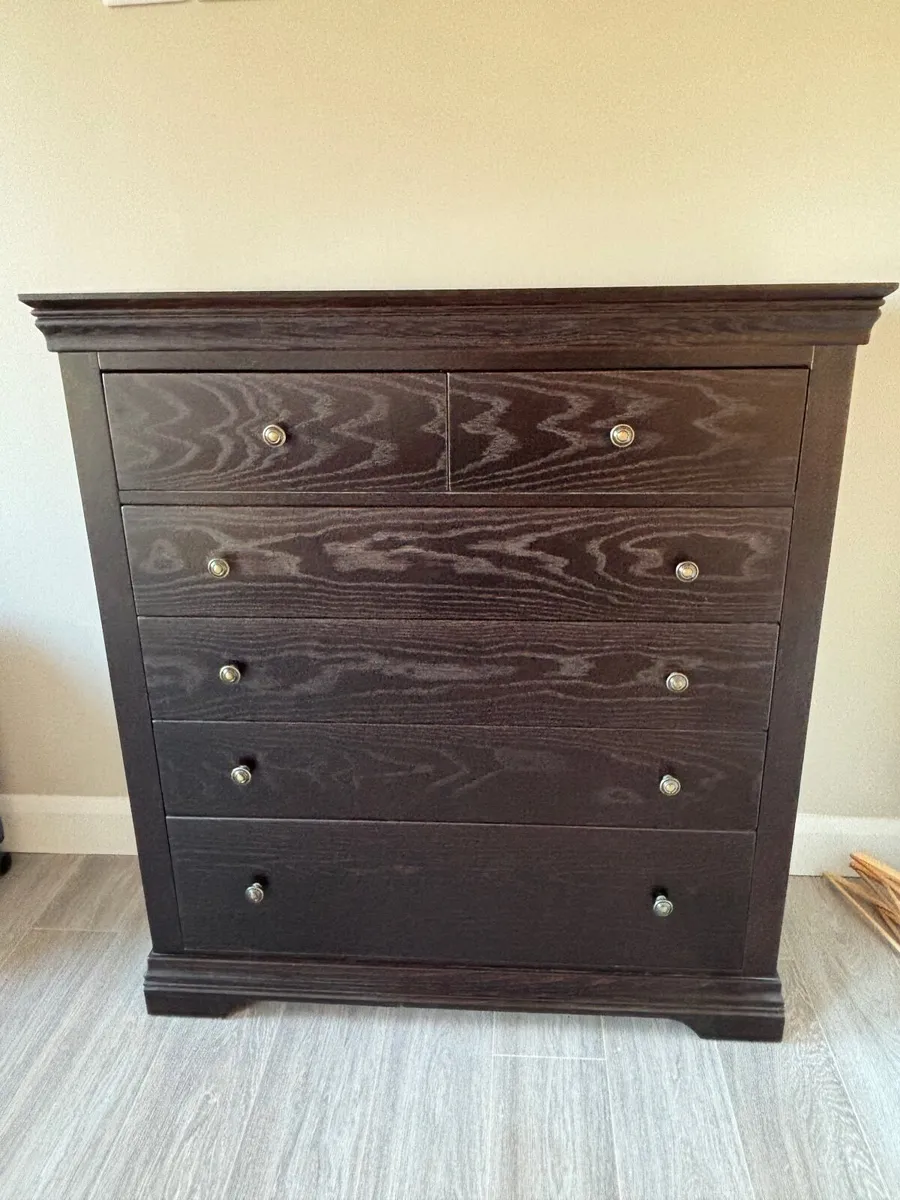 SOLID OAK TALL CHEST OF DRAWERS - Image 1
