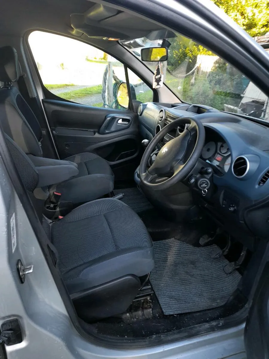 Car - Image 3