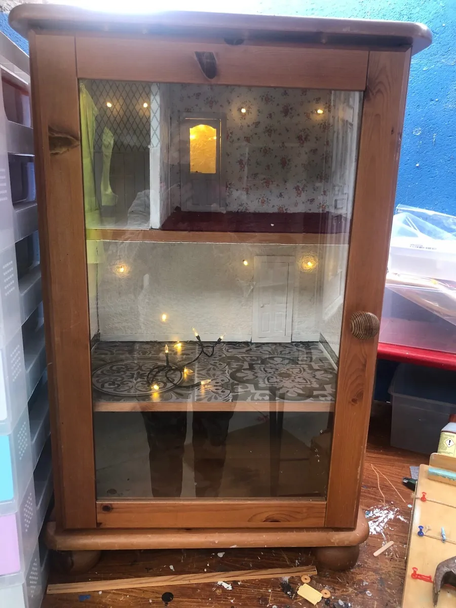 Cabinet - Image 1