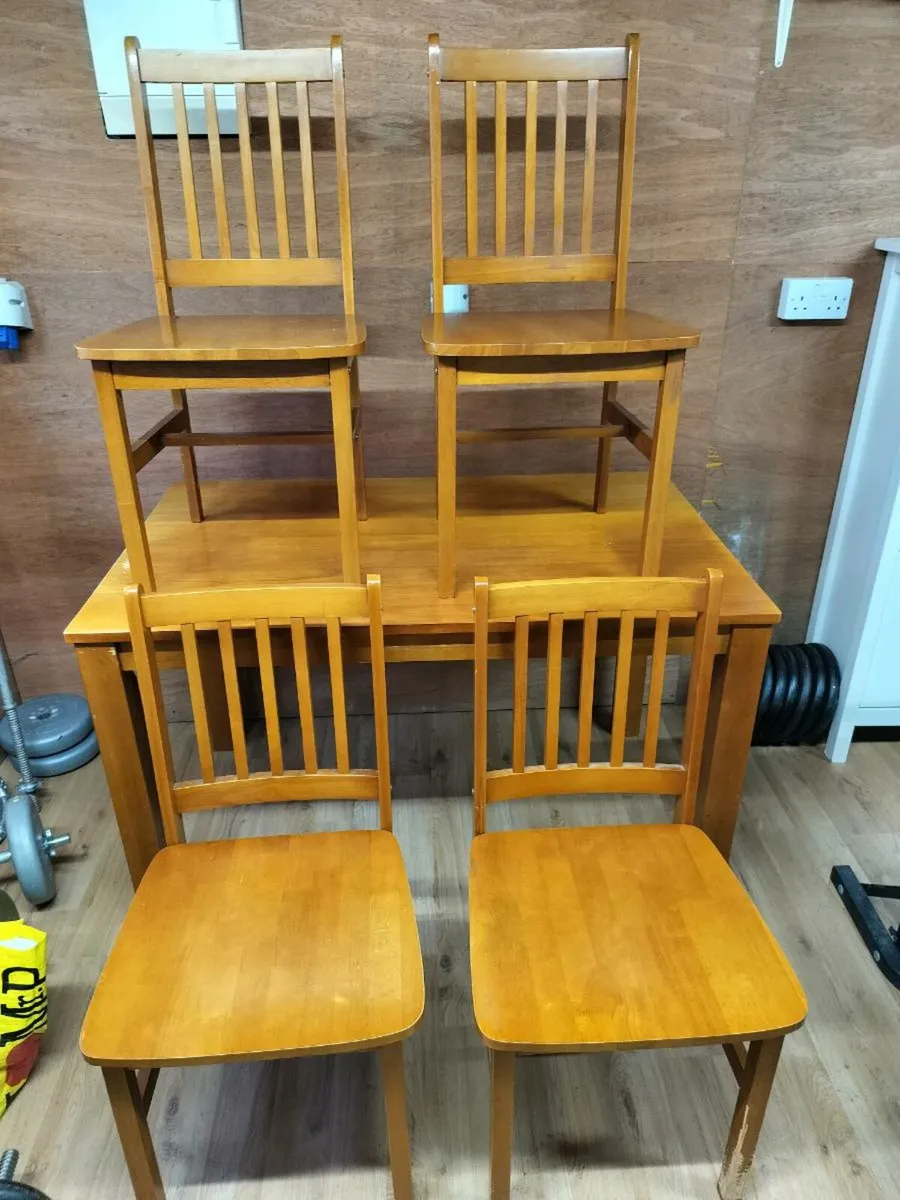 Table + 4 chairs
