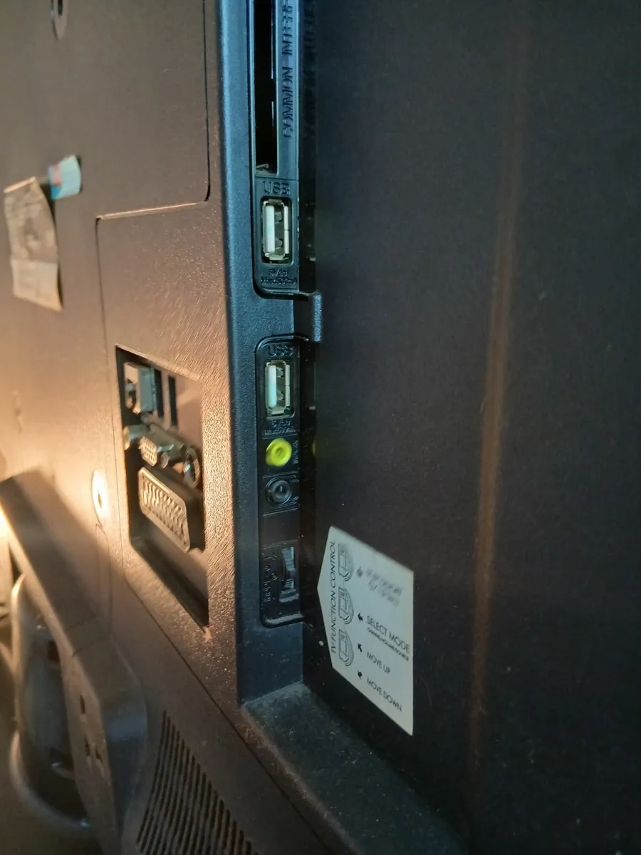 Television42" Hitachi colour TV - Image 1