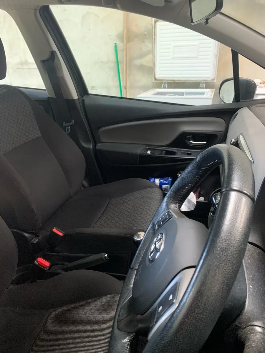 Toyota Yaris 2015 - Image 4