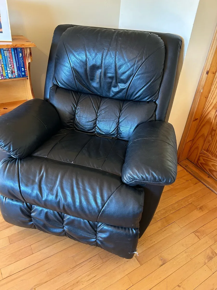 Leather reclining sofa & 2 armchairs - Image 4