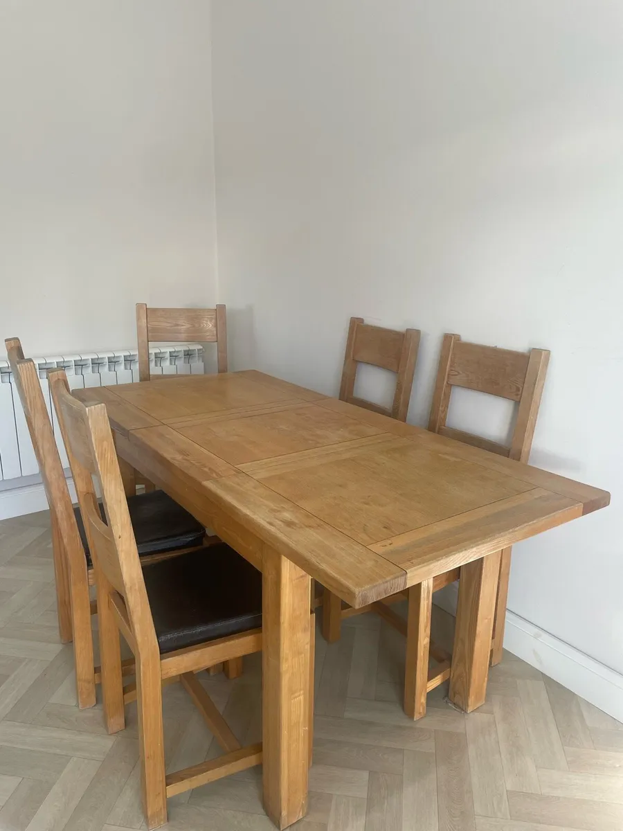 Table and chairs - Image 1