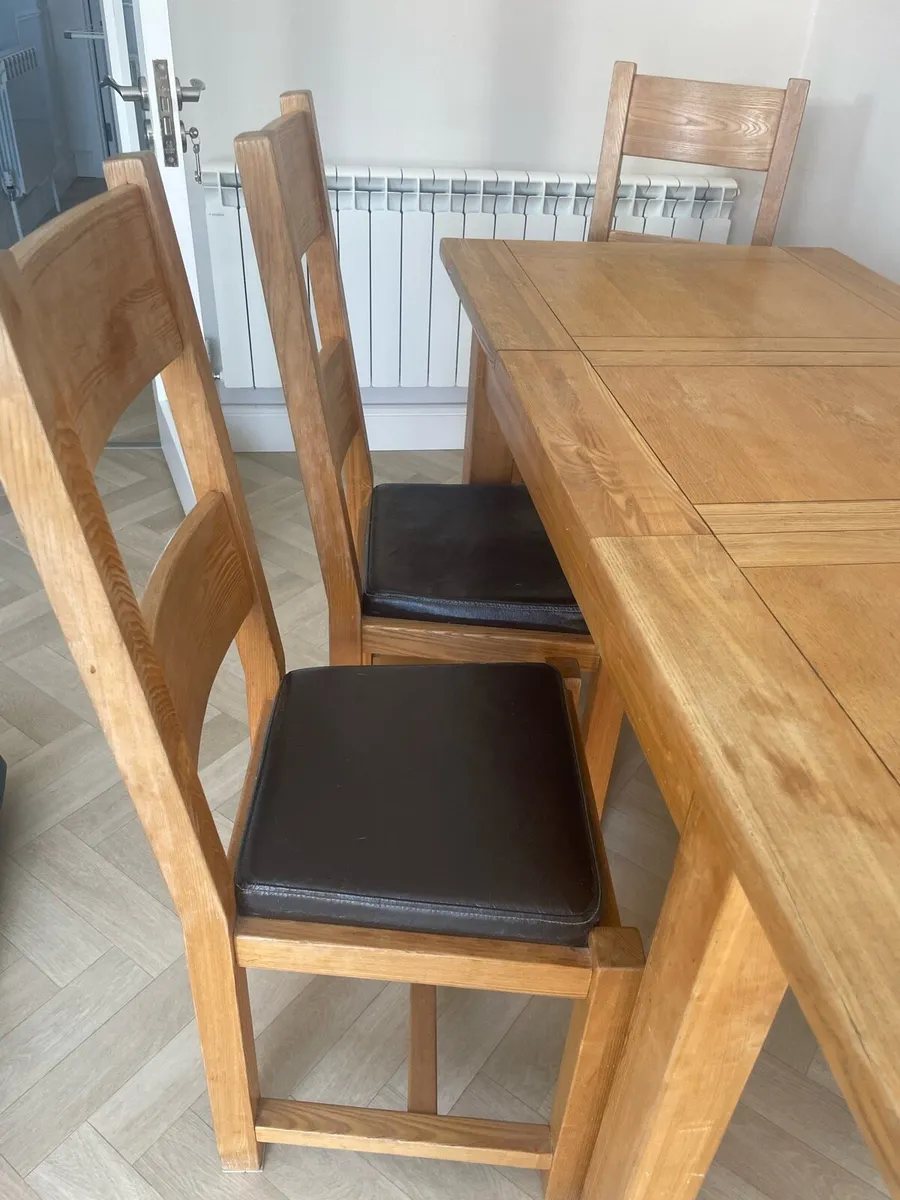 Table and chairs - Image 3