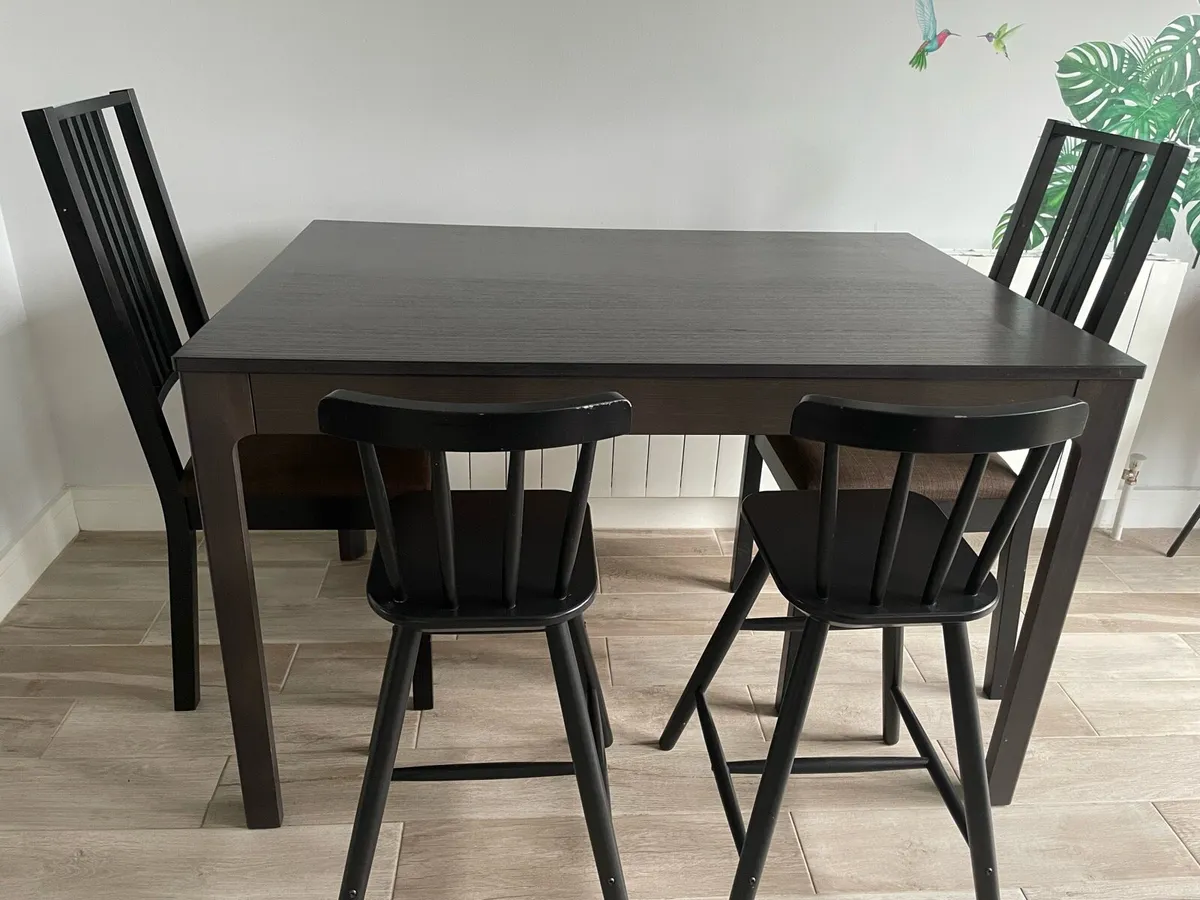 Extendable dining table with free chairs - Image 2