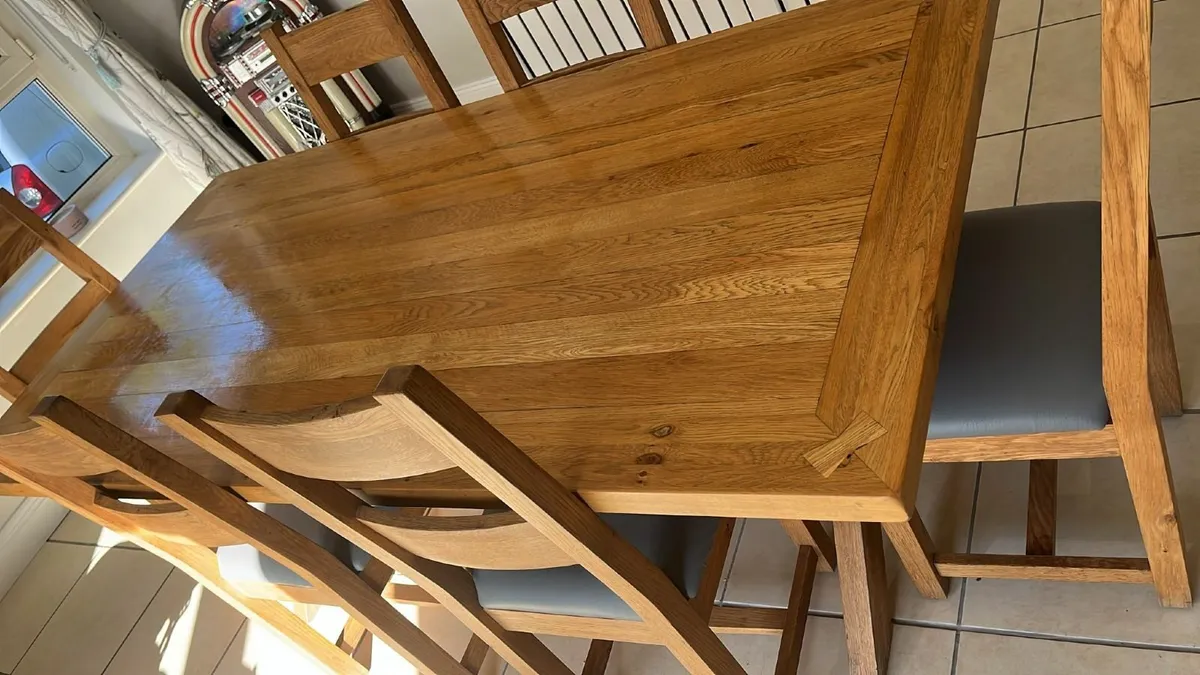 Oak dining table - Image 1