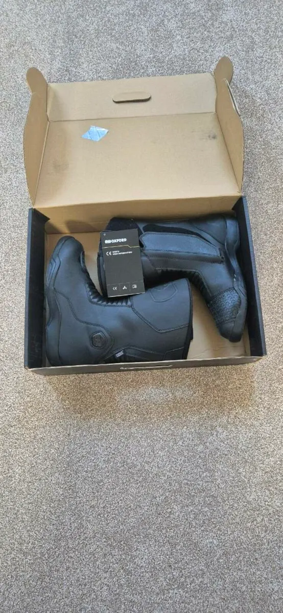 Oxford tracker boots size 9 - Image 1