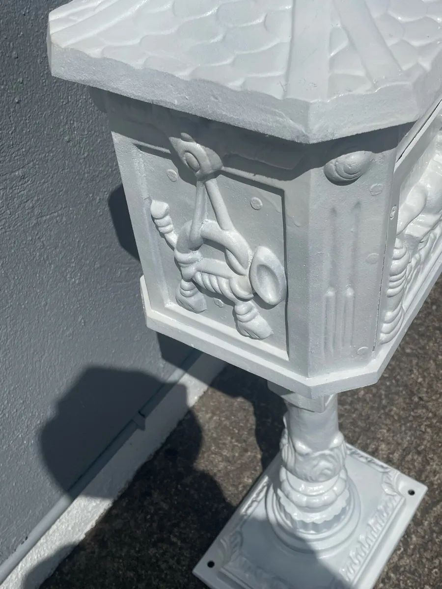 Cast iron post box - Image 4