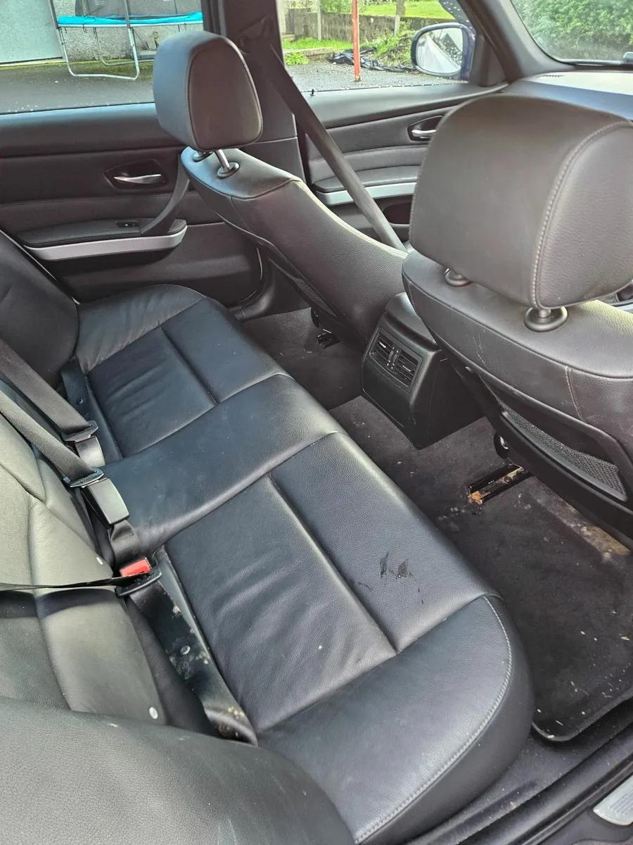 BMW 3-Series 2009 - Image 2