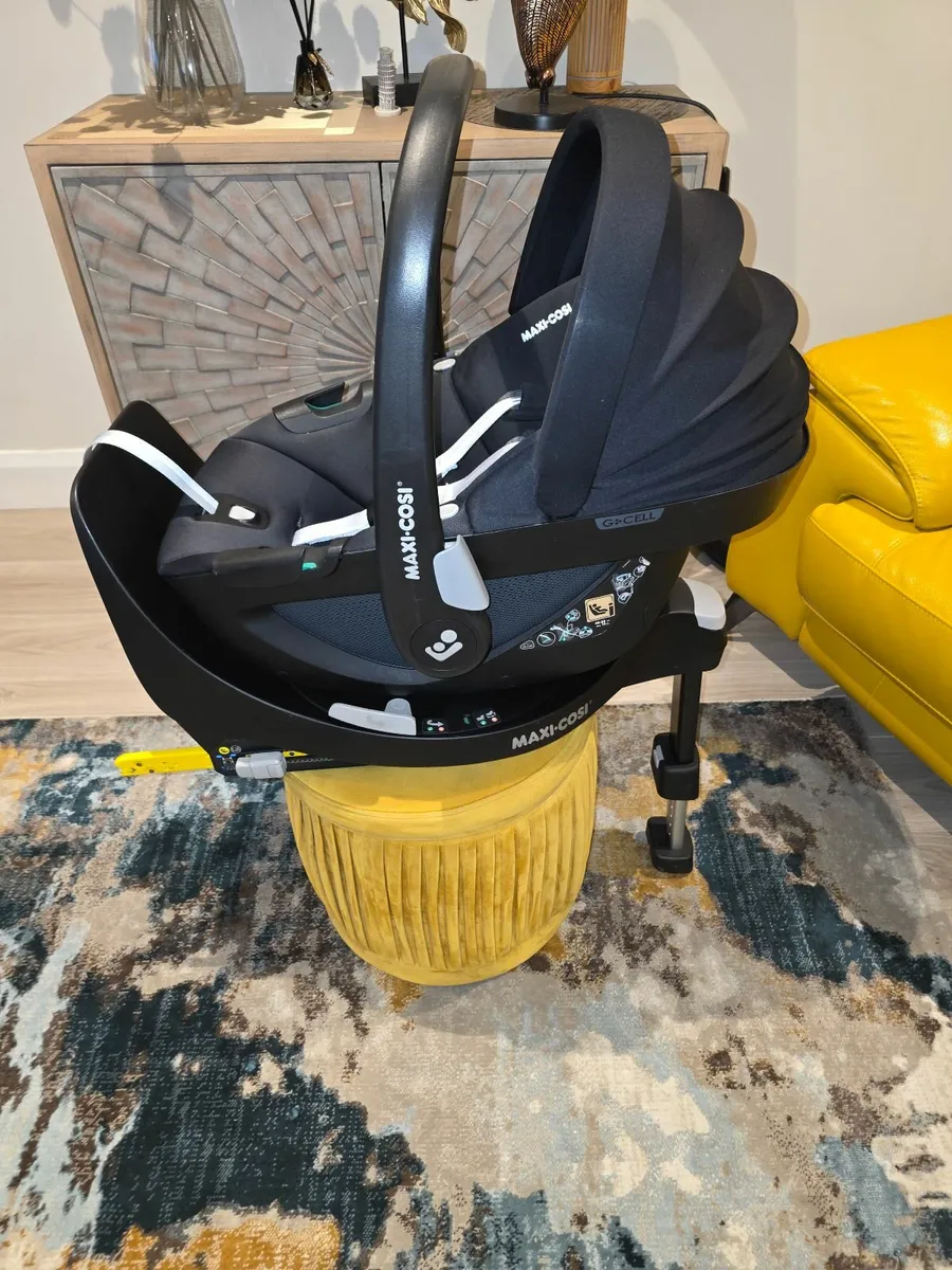 Uppababy vista with rotating car seat isofix base - Image 2
